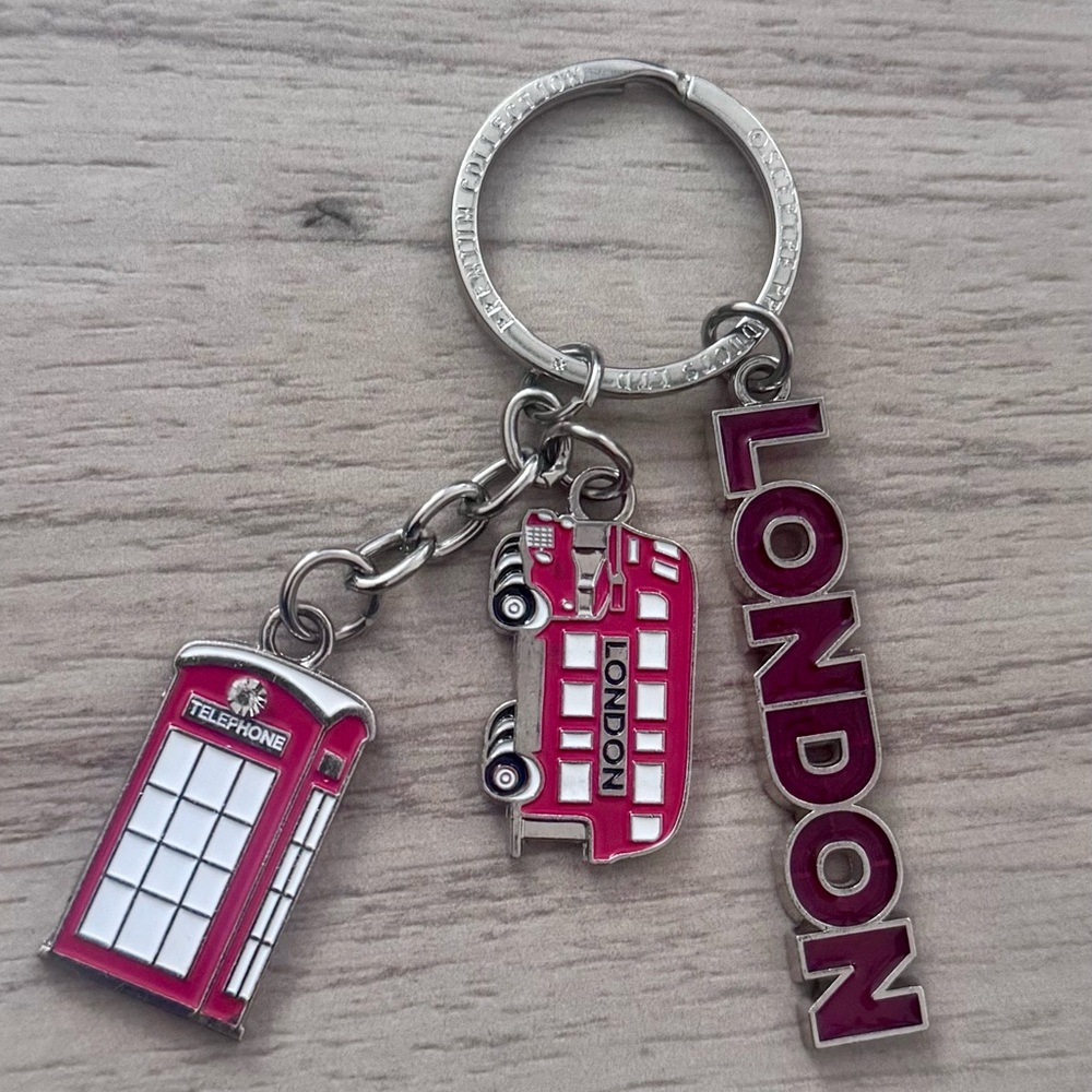 London Keychain with Red Bus and Telephone Booth - New with no tags.